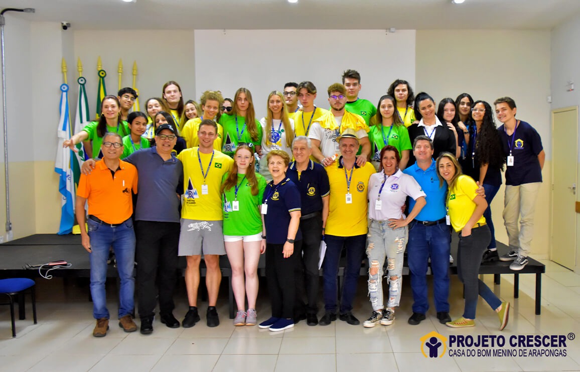 Intercambistas do Lions de vários países visitam Projeto Crescer.