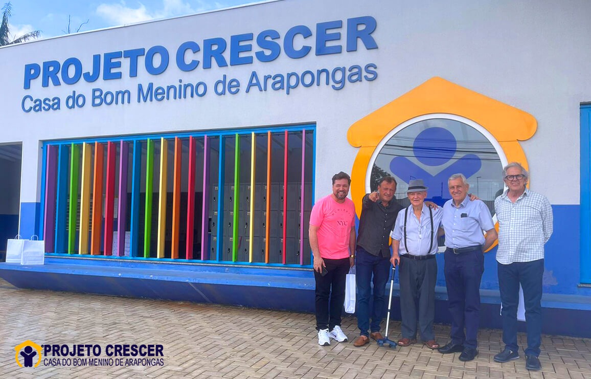 Amigos de longa data visitam o Projeto Crescer e elogiam Trabalho