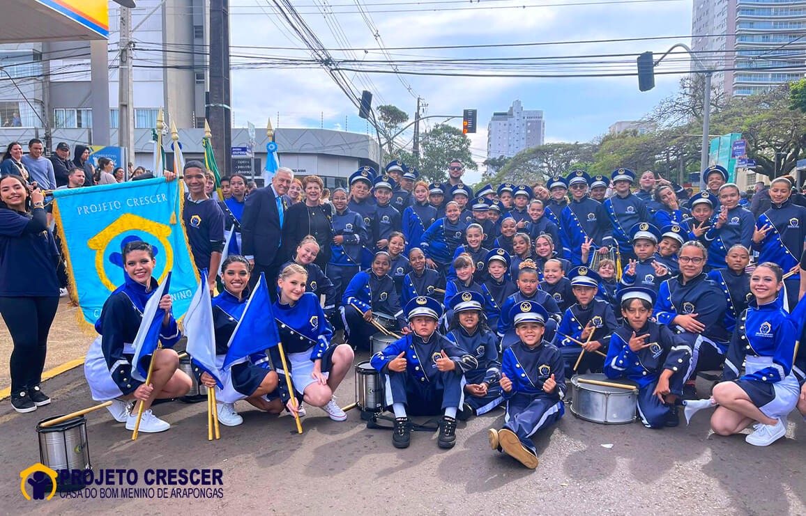 Projeto Crescer Encanta a Avenida no Desfile Cívico Anual