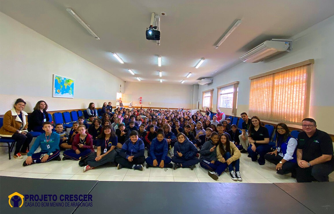 Alunos do Projeto Crescer recebem palestra sobre Educação Financeira pelo Sicredi